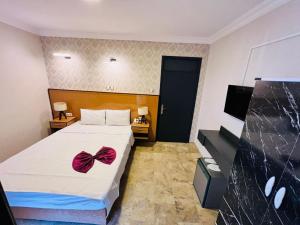 Ένα ή περισσότερα κρεβάτια σε δωμάτιο στο Blue Golden Sea Hotel