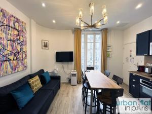- un salon avec un canapé et une table dans l'établissement 90 - Karl Lagerfeld Lafayette, à Paris