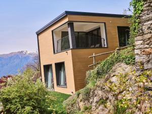 Casa con balcón en la cima de una colina en Agriturismo Rossolampone, en San Bernardino Verbano