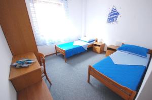 Een bed of bedden in een kamer bij Ferienwohnung für 6 Personen ca 70 qm in Njivice, Kvarner Bucht Krk