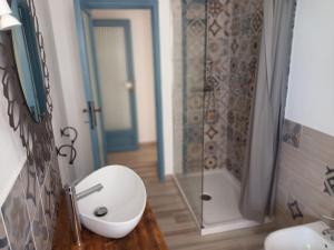 La salle de bains est pourvue d'une douche, de toilettes et d'un lavabo. dans l'établissement Les Portes Blaves, à Alghero