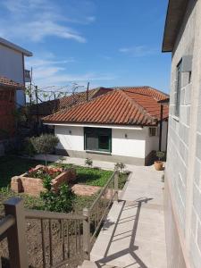 una casa con una valla frente a un jardín en Center Lake House en Shkodër