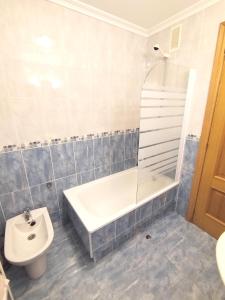a bathroom with a tub and a toilet and a sink at Indiano 4B in Viveiro +16 photos