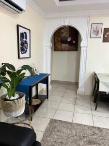 uma sala de estar com uma mesa azul e uma planta em Mikocheni smart space em Dar es Salaam