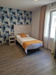 een slaapkamer met een bed en een raam bij Hotel La Duquesa in Pinos Genil