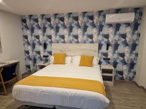 Posteľ alebo postele v izbe v ubytovaní Hotel La Duquesa + 37 fotografií