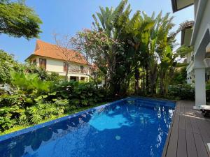 een zwembad in de tuin van een huis bij Tropical Pool Villas Da Nang in Da Nang