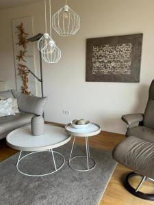 sala de estar con sofá y mesa en Apartments in Warnemuende, en Warnemünde