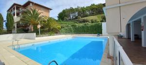 Bazén v ubytování Studio avec piscine, 600m plage nebo v jeho okolí