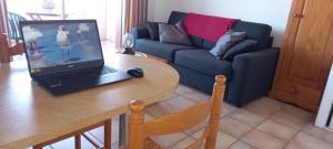 TV a/nebo společenská místnost v ubytování Studio avec piscine, 600m plage