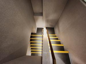 una escalera en un edificio con escaleras amarillas y negras en Bentley Hotel en Zhongli