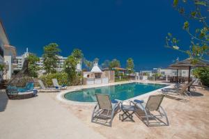 una piscina con tumbonas y una piscina en Ferienhaus mit Privatpool für 9 Personen ca 190 qm in Protaras, Südküste von Zypern, en Protaras
