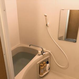 Un baño con bañera con manguera. en Station Front SHINIMAMIYA 501, en Osaka
