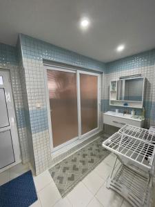 La petite salle de bains est pourvue d'une douche et d'un lavabo. dans l'établissement bel appart mosta, à Mostaganem