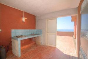 - une cuisine avec un comptoir et une vue sur l'océan dans l'établissement Ferienwohnung für 6 Personen ca 50 qm in Giardini Naxos, Sizilien Ostküste von Sizilien, à Giardini Naxos