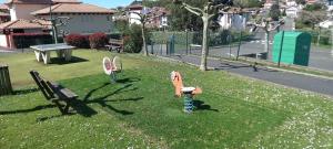 Zahrada ubytování Studio avec piscine, 600m plage