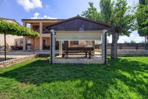 גינה חיצונית ב-Ferienhaus mit Privatpool für 5 Personen ca 100 qm in Gajana, Istrien Istrische Riviera