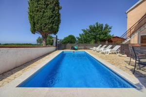 בריכת השחייה שנמצאת ב-Ferienhaus mit Privatpool für 5 Personen ca 100 qm in Gajana, Istrien Istrische Riviera או באזור