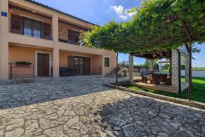 Gallery image of Ferienhaus mit Privatpool für 5 Personen ca 100 qm in Gajana, Istrien Istrische Riviera in Mednjan +14 photos