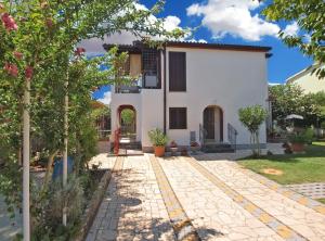 een villa met een tuin en een oprit bij Ferienwohnung für 4 Personen ca 45 qm in Valbandon, Istrien Istrische Riviera - b54955 in Valbandon