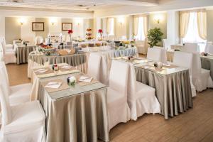A restaurant or other place to eat at Hotel Concord