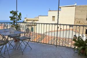 een balkon met een tafel en een hek met een zwembad bij Ferienwohnung für 5 Personen ca 75 qm in Cefalù, Sizilien Nordküste von Sizilien in Cefalù