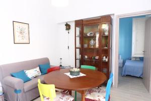 een woonkamer met een tafel en een bank bij Ferienwohnung für 5 Personen ca 75 qm in Cefalù, Sizilien Nordküste von Sizilien in Cefalù