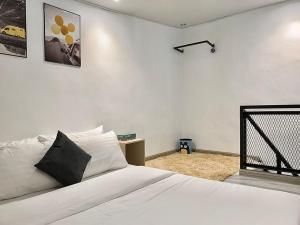 珍南海灘的住宿－Rooma Kichi Private Pool，卧室配有白色的床和灯