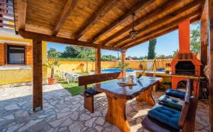 een patio met een tafel en een open haard bij Ferienwohnung für 5 Personen ca 60 qm in Mali Vareski, Istrien Südküste von Istrien in Mali Vareški