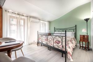 - une chambre avec un lit, un bureau et une table dans l'établissement Residenza Bra Verona, à Vérone