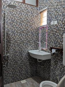 łazienka z umywalką i toaletą w obiekcie Flamingo Guest House ZNZ w mieście Stone Town