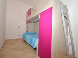 a bunk bed with a pink door in a bedroom at Ferienwohnung für 2 Personen 2 Kinder ca 45 qm in Balestrate, Sizilien Nordküste von Sizilien in Balestrate