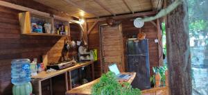 een keuken met een zwarte koelkast in een kamer bij Dream house teges jati in Ubud