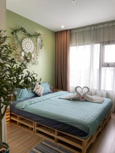 1 dormitorio con 1 cama con arco en Oceanhomes S202 with 2 bebs, en Gia Lâm Pho