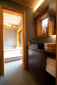 baño con lavabo y ventana. en Luxury hanok with private bathtub - SW02 en Seúl