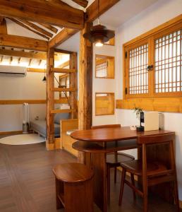 ソウルにあるLuxury hanok with private bathtub - SW02のテーブルと椅子、二段ベッドが備わる客室です。