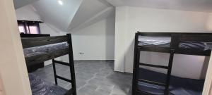 Tigzirt的住宿－Immeuble Thala Duplex 135 m²，一间客房内配有两张双层床的房间
