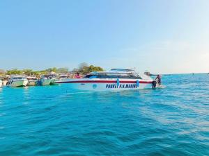 Naturlandskabet i nærheden af båden