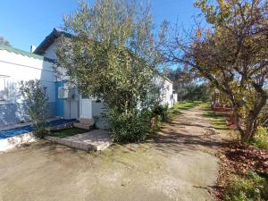 uma casa com uma entrada em frente em ılıca anatolia pansiyon em Boyalıca