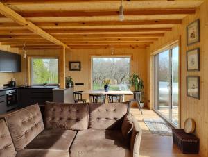 - un salon avec un canapé et une table dans l'établissement Modern family house by the lake in Zarasai, à Štadviliai