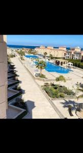 - une vue sur un complexe avec une piscine dans l'établissement selena bay resort, à Hurghada