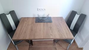 バンスカー・ビストリツァにあるMestsky byt-City Flatの木製テーブル(椅子2脚、花瓶付)