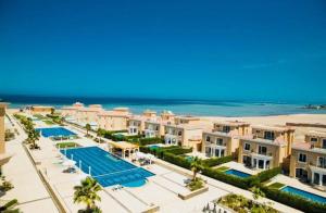- une vue aérienne sur un complexe avec la plage dans l'établissement selena bay resort, à Hurghada