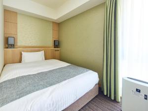 a bedroom with a bed and a window at Vessel Hotel Campana Kyoto Gojo in Kyoto