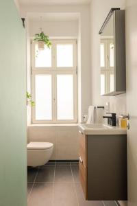 Ett badrum på Tolles Apartment im Helmholz-Kiez Prenzlauer Berg