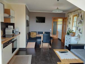 cocina y sala de estar con mesa y sofá en Ferienwohnung Stoff, en Kitzeck im Sausal