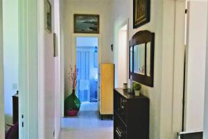 Habitación con pasillo y tocador con TV. en Villa Chorion, en Corigliano d'Otranto