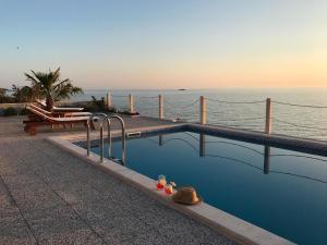 una piscina con vistas al océano en Ferienhaus mit Privatpool für 8 Personen ca 150 qm in Sevid, Dalmatien Mitteldalmatien, en Sevid