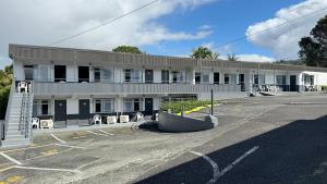 ein leerer Parkplatz vor einem Gebäude in der Unterkunft Central Court Motel in Whangarei