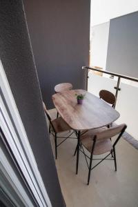 uma mesa de madeira e cadeiras num quarto em Ferienwohnung für 4 Personen ca 55 qm in Privlaka, Dalmatien Norddalmatien em Privlaka